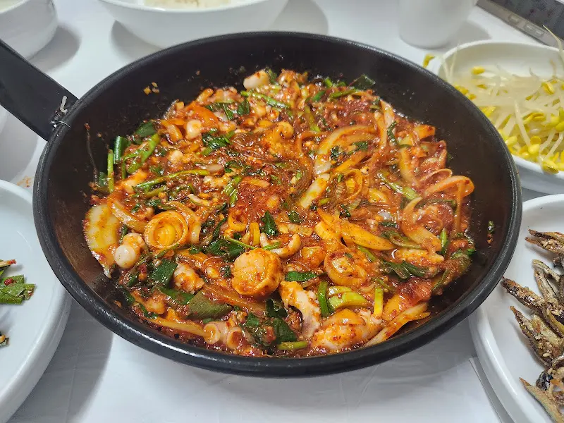 푸짐한 낙지볶음 한 상 차림