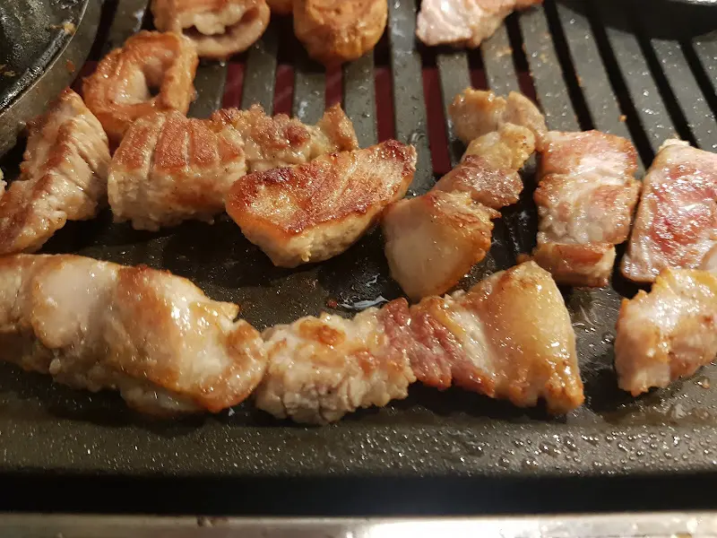 잘 구워진 통삼겹살