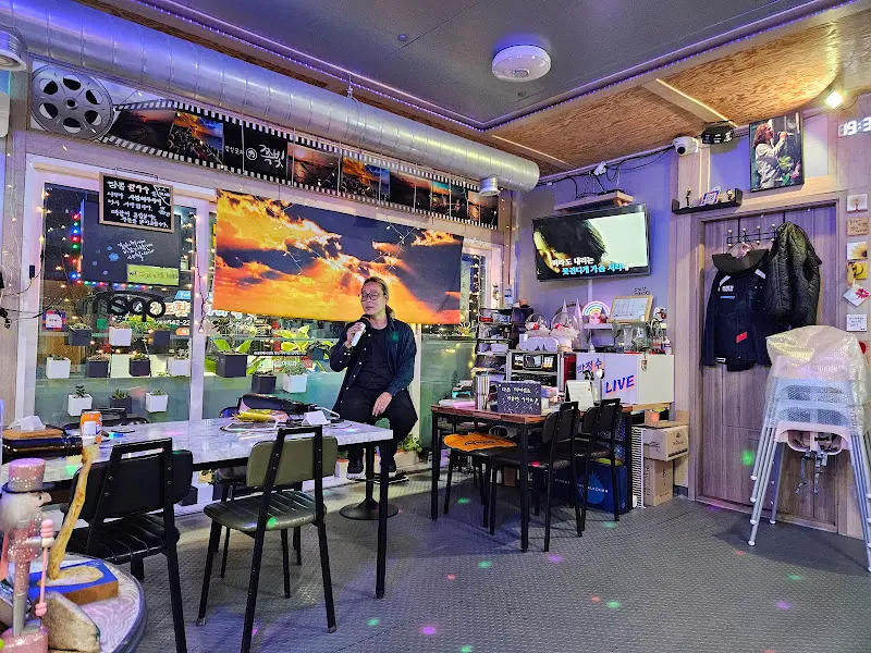 라이브 공연을 펼치는 사장님