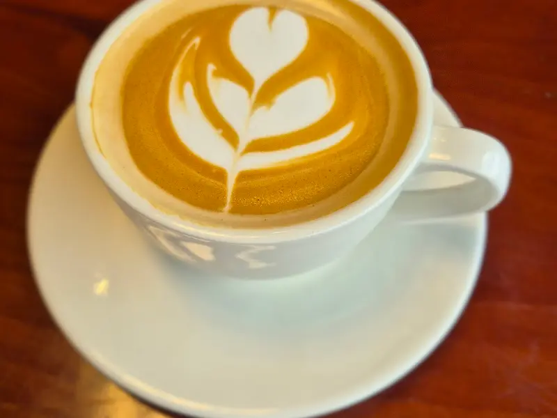 라떼 아트가 아름다운 커피