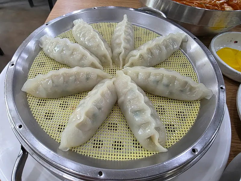 윤기가 흐르는 만두