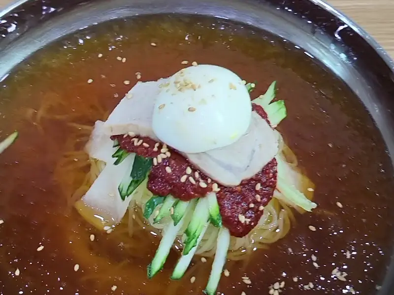 고명과 함께 면을 들어올린 모습