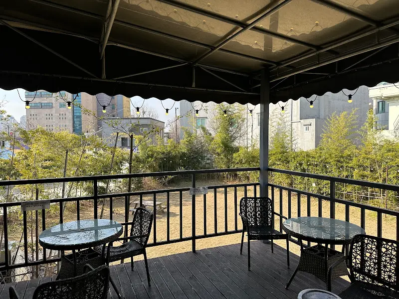 테라스 좌석에서 바라본 풍경