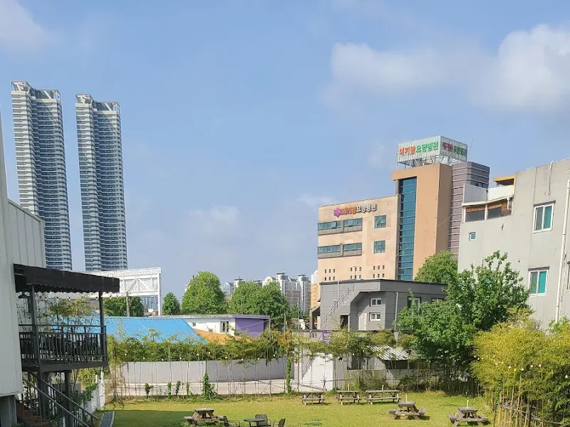 카페 외부에서 바라본 풍경