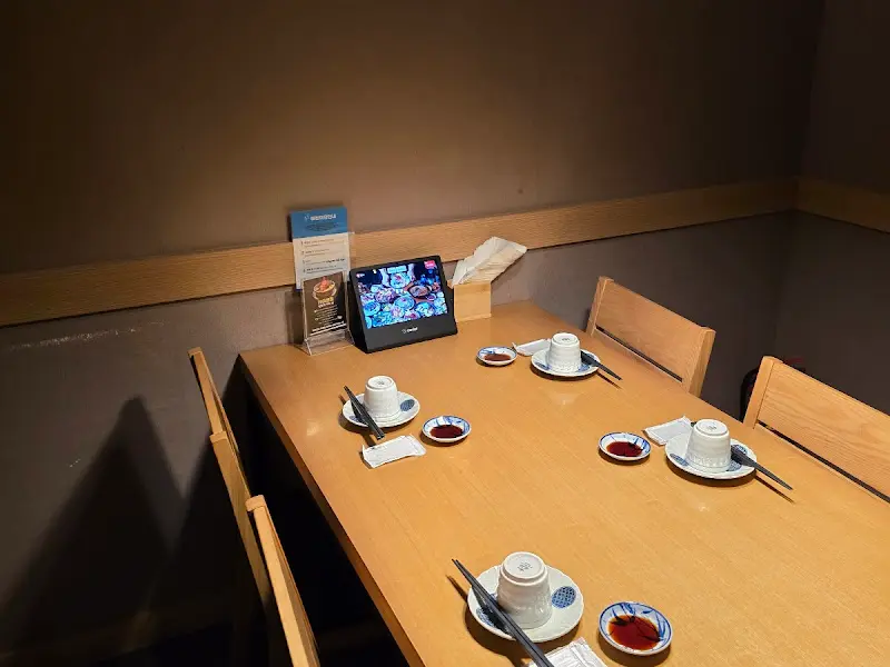 깔끔한 분위기의 룸 테이블