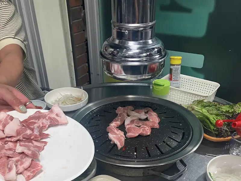불판 위에서 맛있게 익어가는 뒷통구이