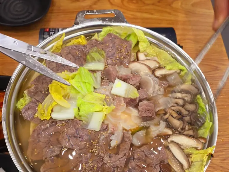 전골 속 아롱사태를 잘라주는 모습