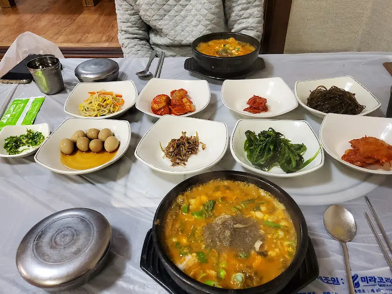 푸짐한 밑반찬과 짱뚱어탕 한 상 차림