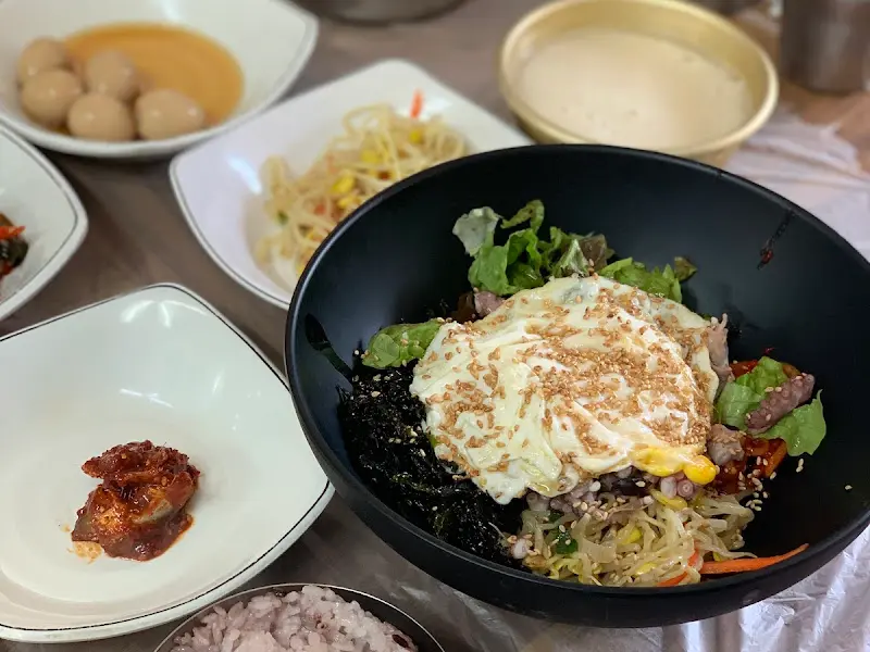 다채로운 밑반찬과 낙지비빔밥