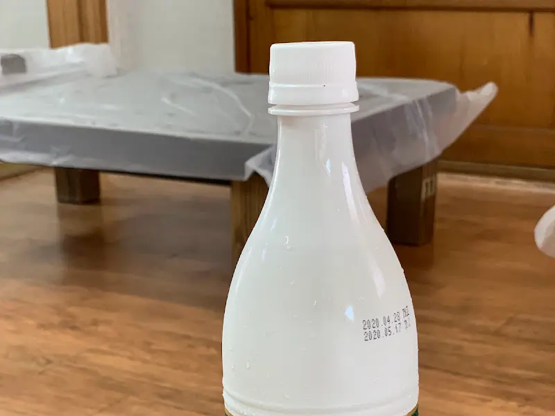 테이블에 놓인 물병