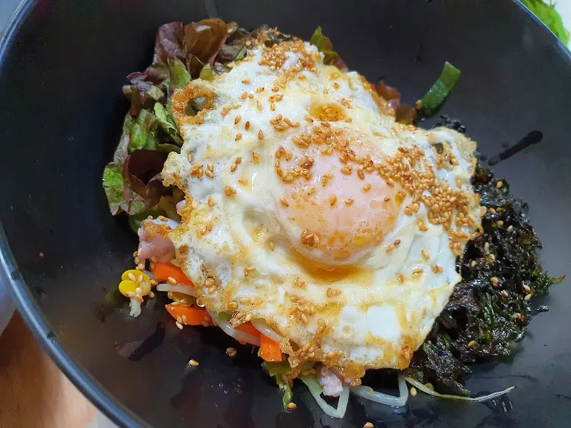 계란 후라이가 올려진 낙지비빔밥