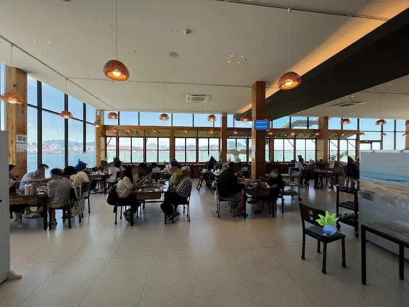 올바릇식당 영도점의 넓고 쾌적한 내부