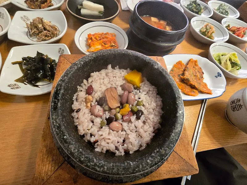 돌솥밥 한 상 차림