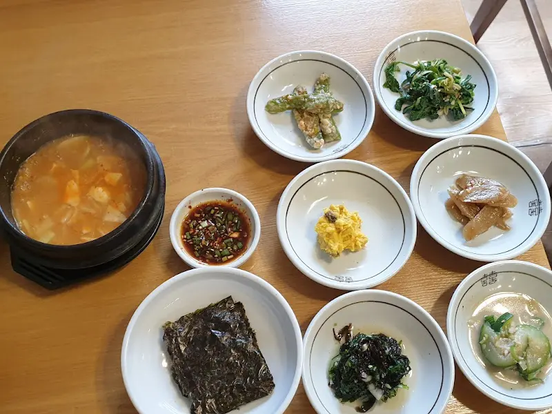 한 상 차림 전체 샷