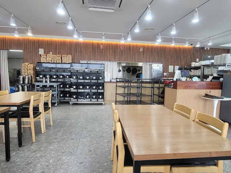 넓고 깔끔한 식당 내부