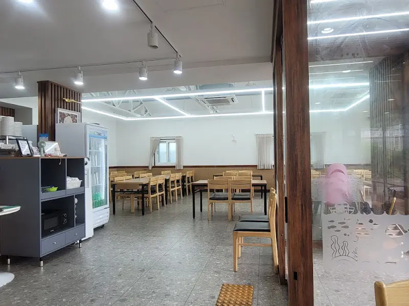 깔끔하게 정돈된 식당 내부