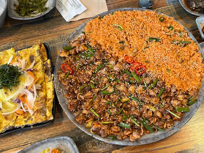 푸짐하게 차려진 꼬막육전대판