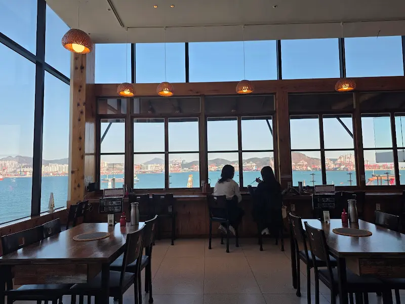 넓은 창밖으로 보이는 아름다운 바다 풍경