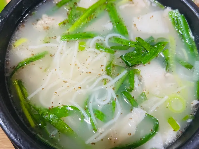 맑은 국물이 인상적인 돼지국밥