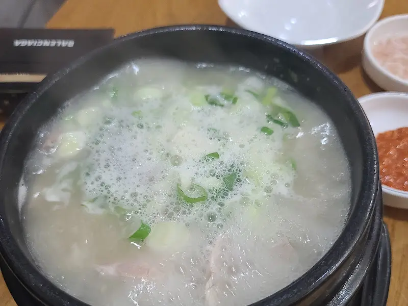 뜨끈한 국물이 매력적인 돼지국밥