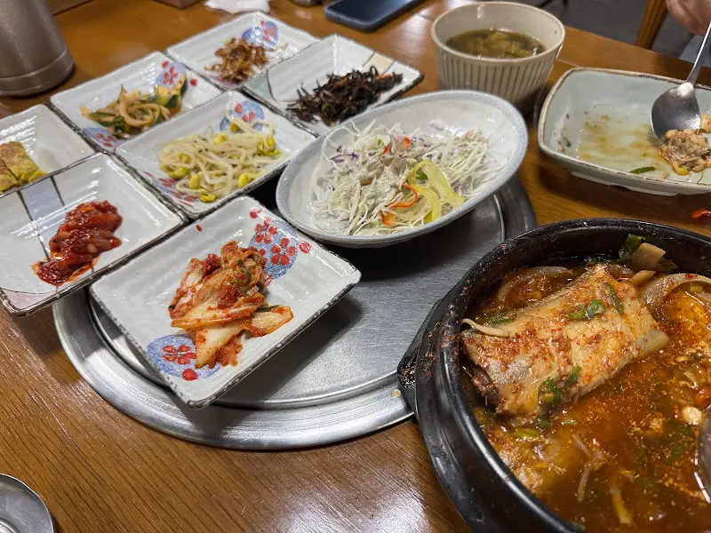 갈치조림과 밑반찬 한 상 차림