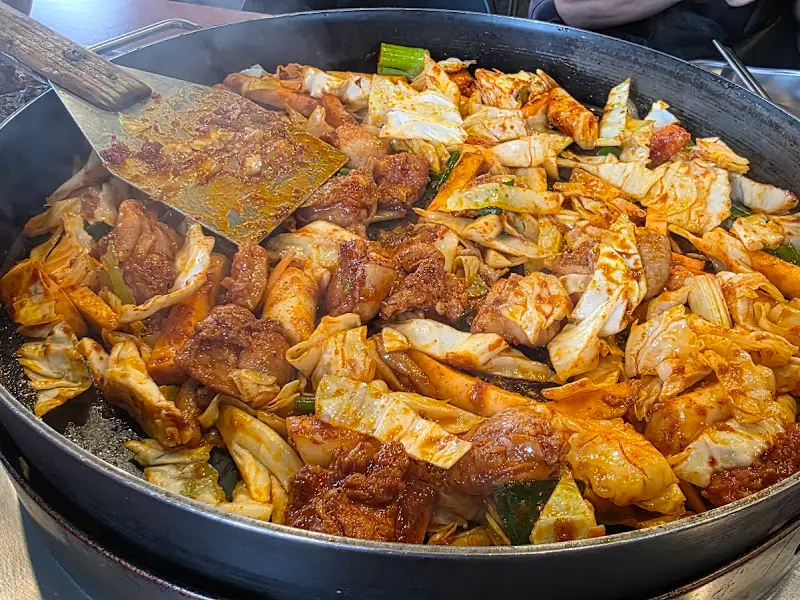 김래하 닭갈비 닭갈비 볶는 모습