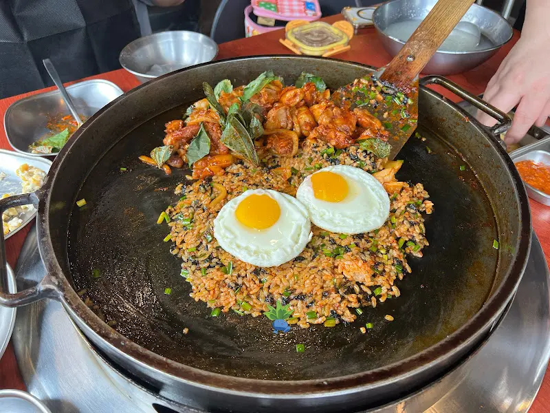 김래하 닭갈비 볶음밥 계란후라이