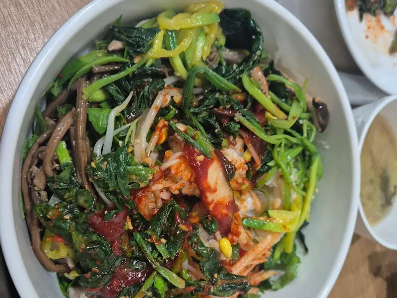 갖가지 나물과 함께 비벼먹는 보리밥