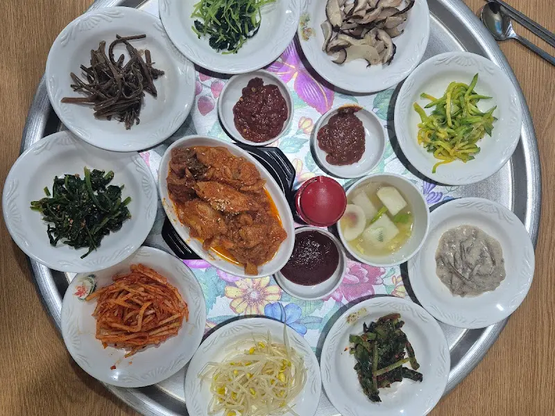 다양한 나물 반찬들