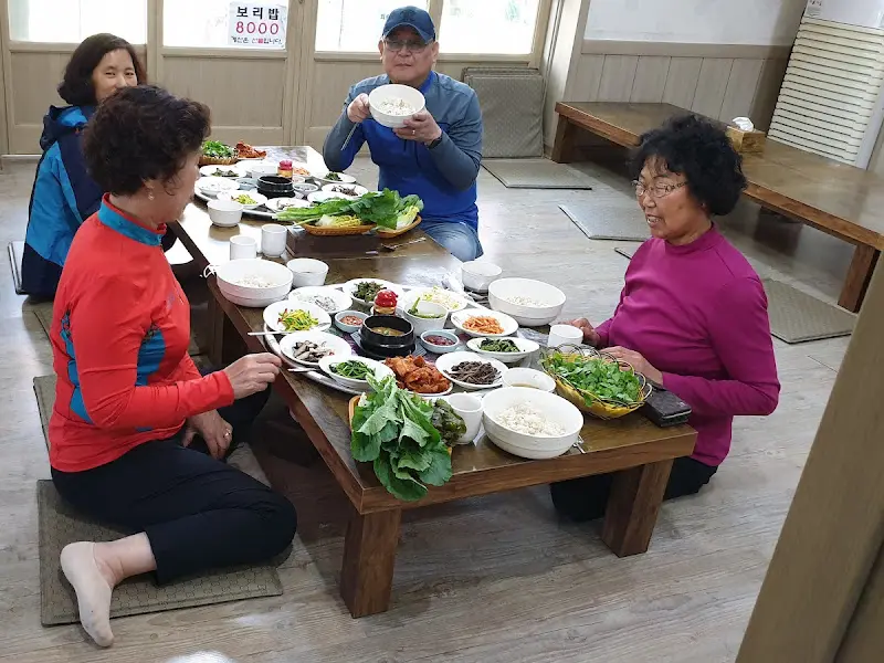 정읍 할매보리밥 식당 내부