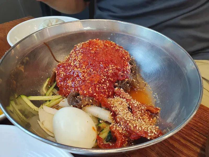 매콤한 비빔냉면