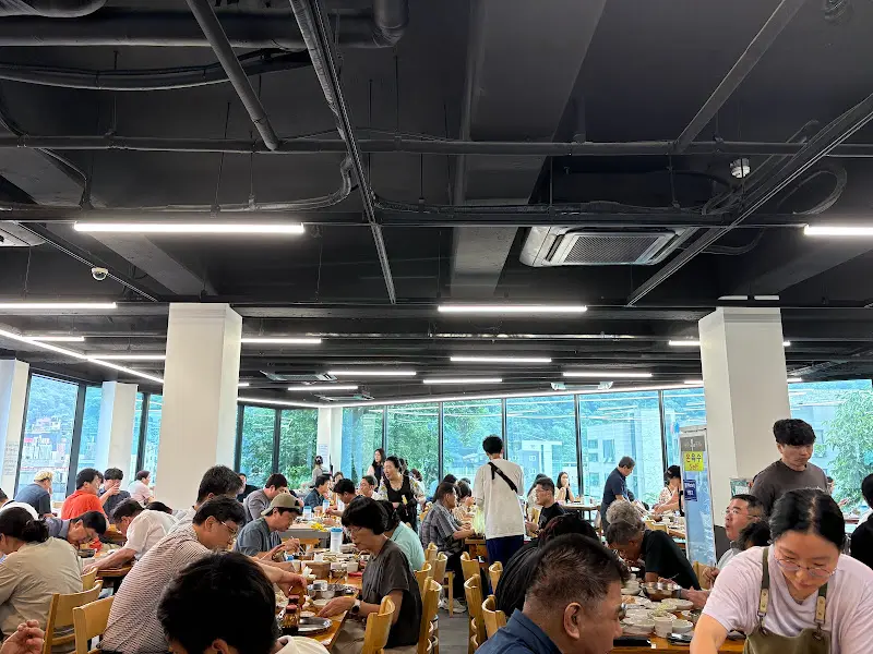 붐비는 식당 내부