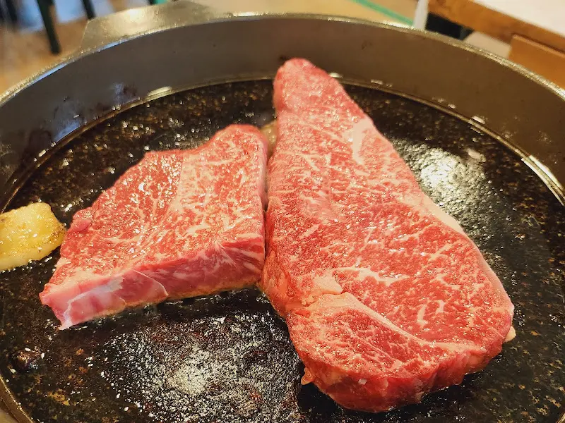 돌판 위에서 익어가는 한우 등심