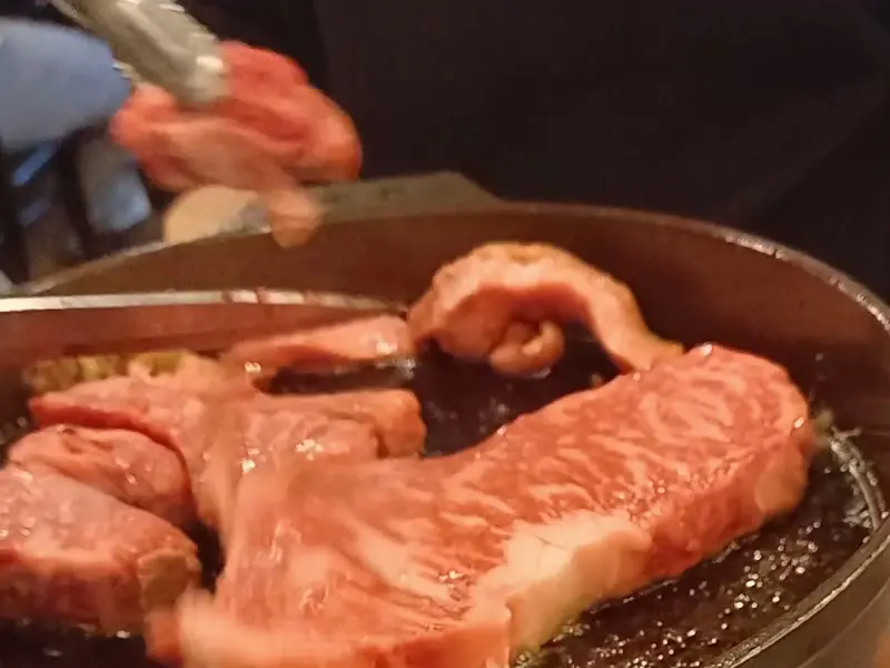 전문가의 손길로 구워지는 한우