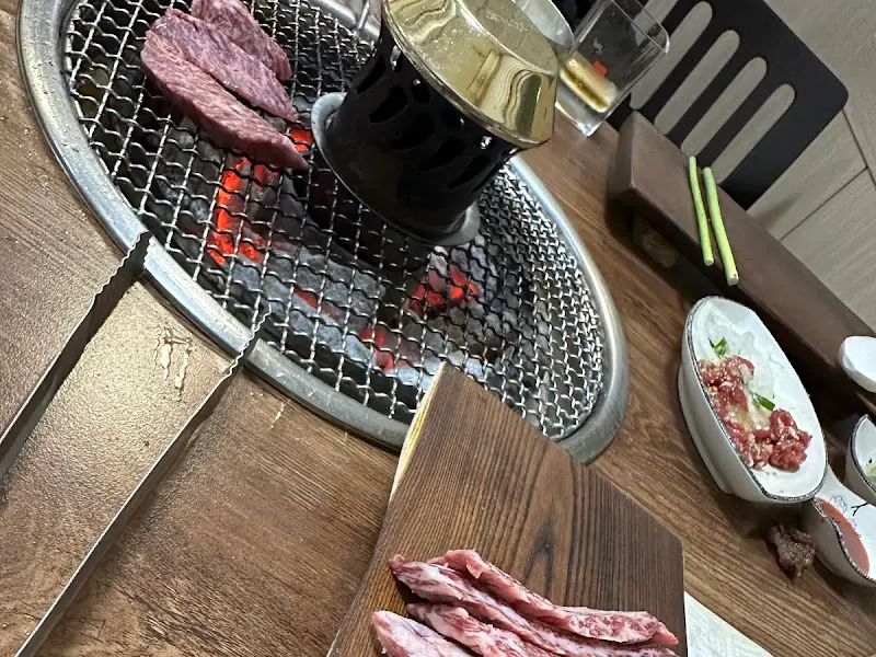 숯불 위에서 익어가는 한우