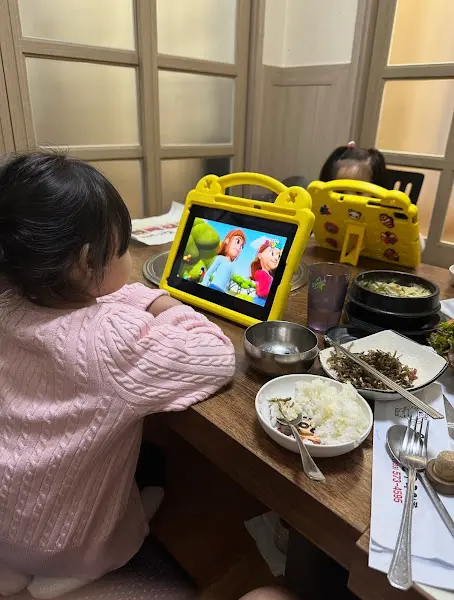 식사에 집중한 아이들