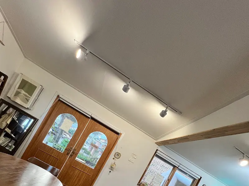 카페 천장 조명