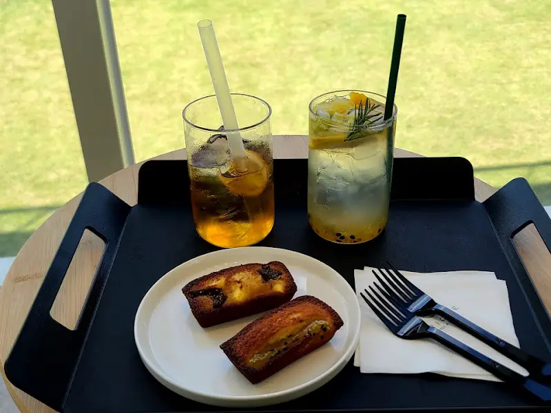 테이블 위에 놓인 음료와 휘낭시에