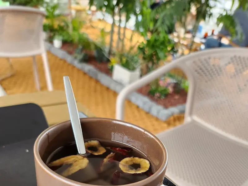 테이블 위에 놓인 차