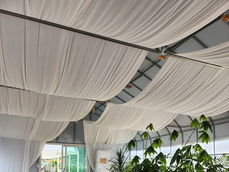 카페 내부 천장 장식