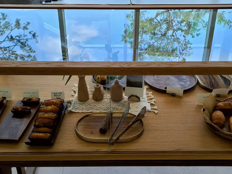 카페 내부 베이커리 진열대