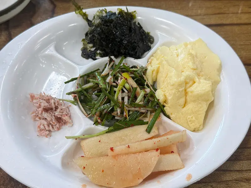 정갈하게 담겨 나온 밑반찬 4종 세트