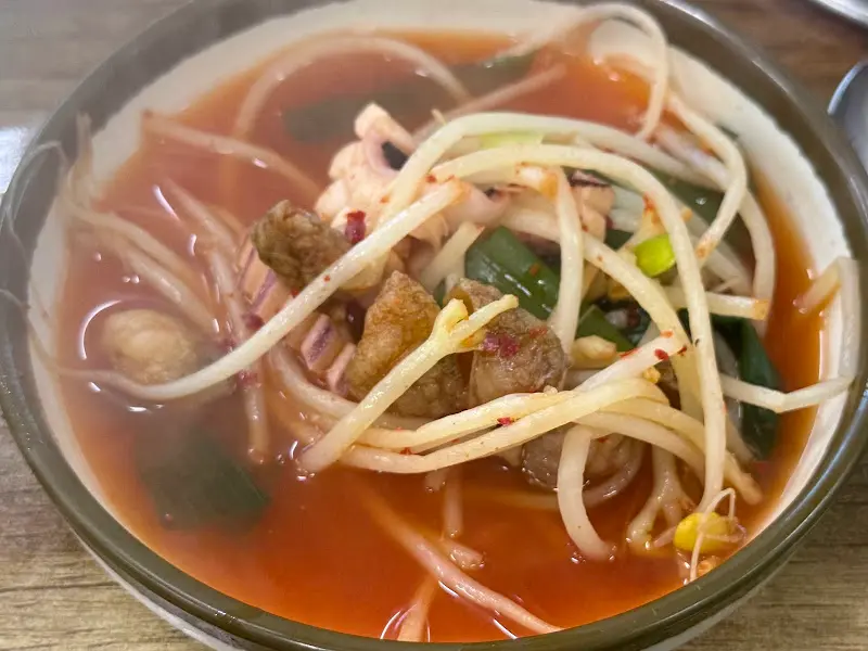 오징어, 콩나물, 파가 듬뿍 들어간 오징어국