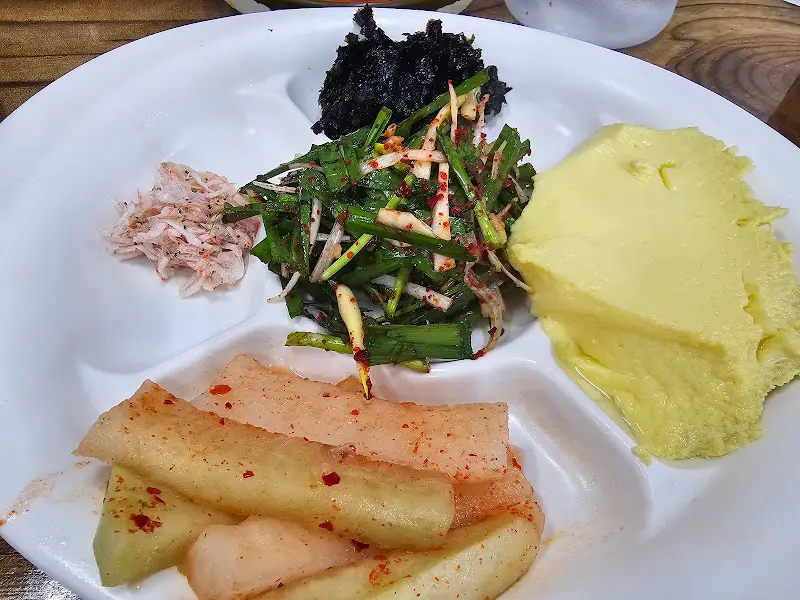 다양한 밑반찬 클로즈업 샷