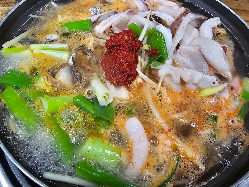 해산물과 야채가 어우러진 오징어 해물탕