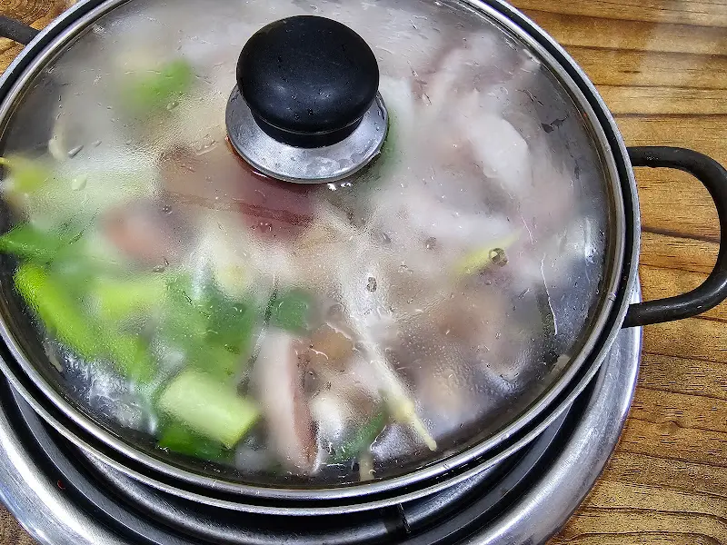 뚜껑이 닫힌 채로 끓고 있는 오징어 해물탕