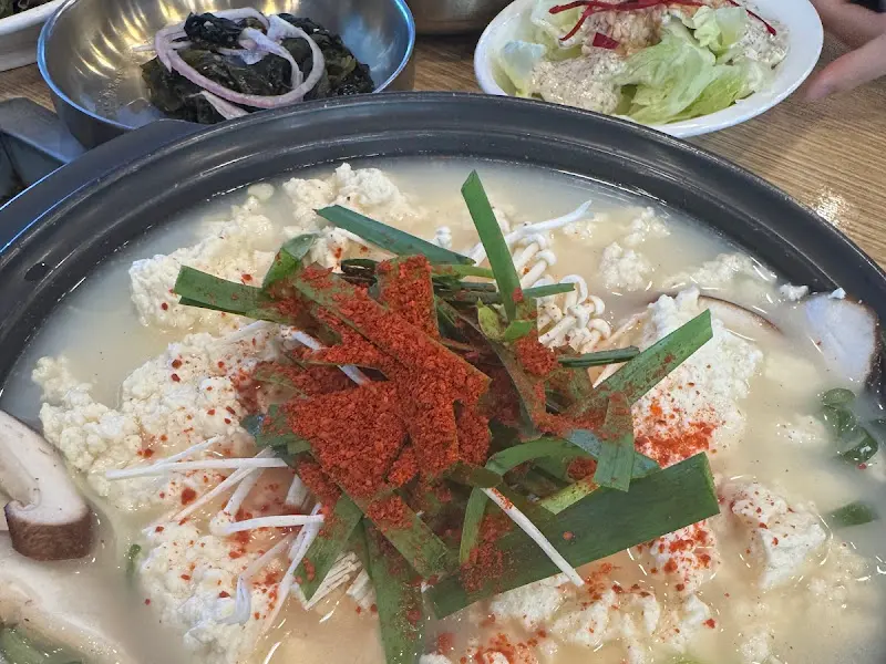 매콤한 양념과 신선한 야채가 어우러진 순두부 찌개