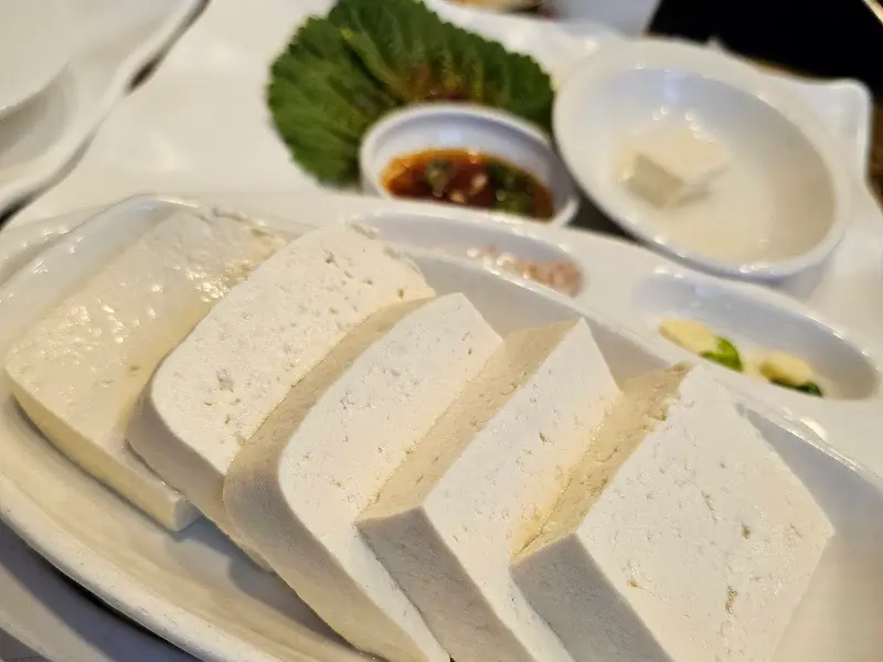 가지런히 놓인 순두부와 양념장