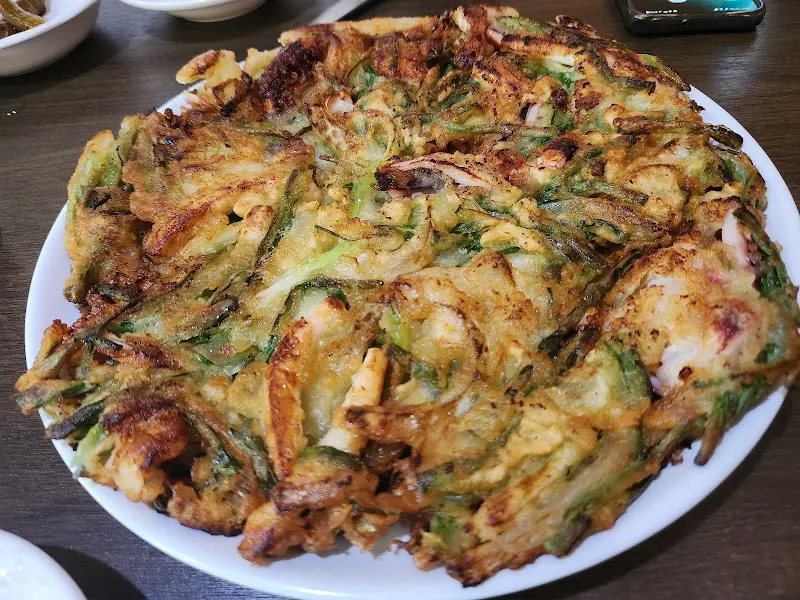 커다란 접시에 담겨 나온 파전