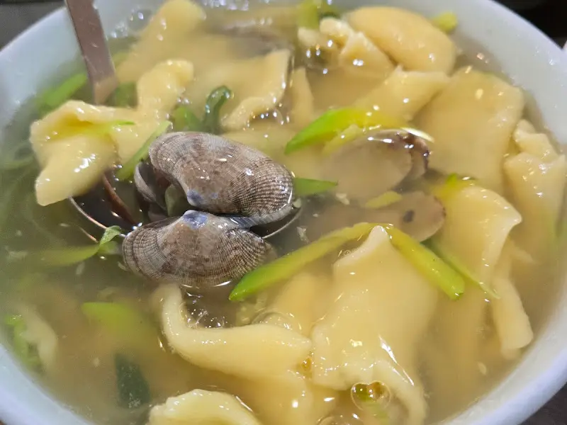 뚝배기에 담겨 나온 바지락 수제비